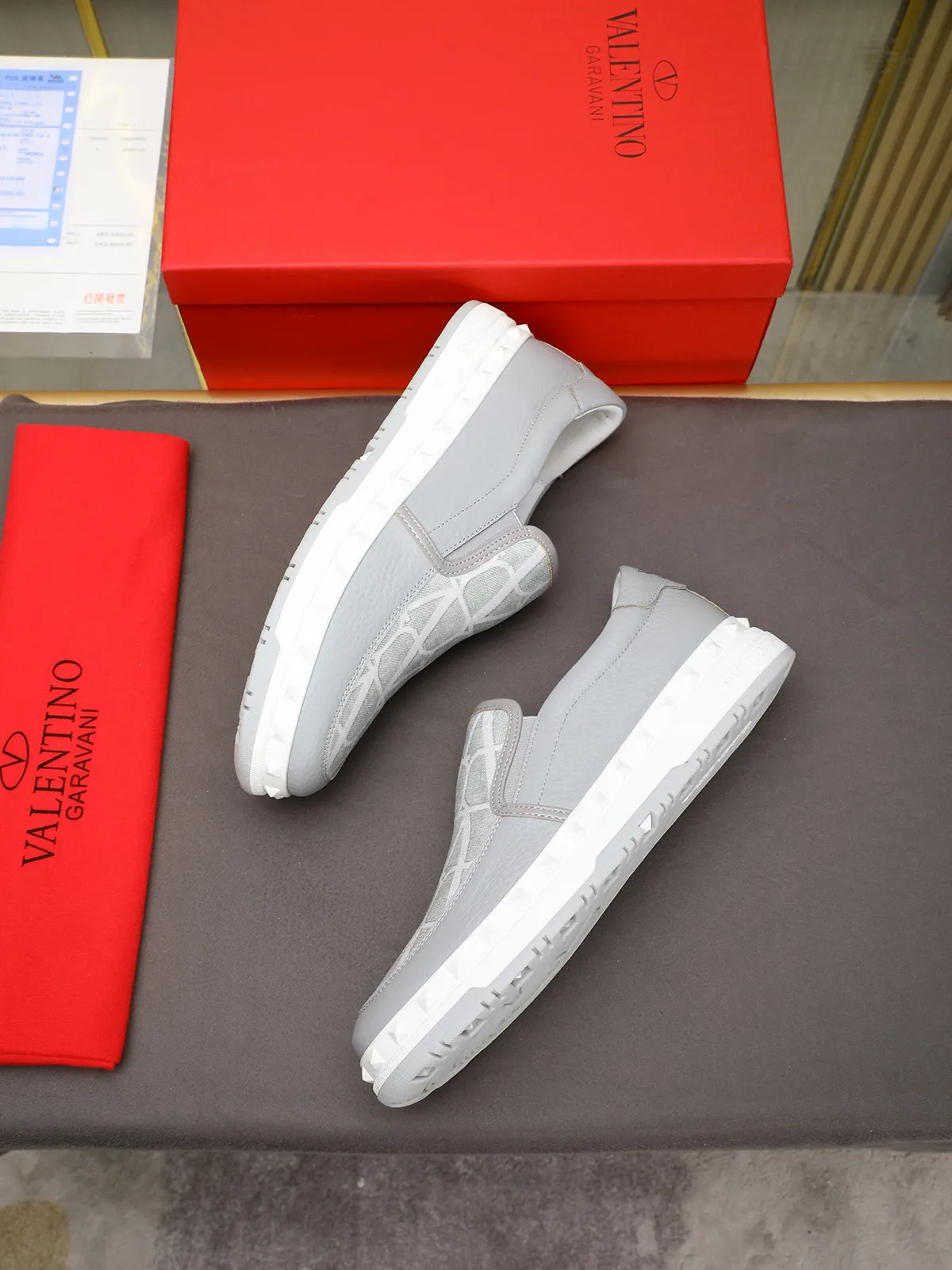 Men's shoes 💰440 Valentino "VALENTINO" hot sale ❤️ Counters ship at the same time 1:1 👏 Imported cowhide + waterproof fabric + leather lining 🐂 Casual fashion shoes Exquisite workmanship Original original outsole 38-44 (45 customized, non-refundable)